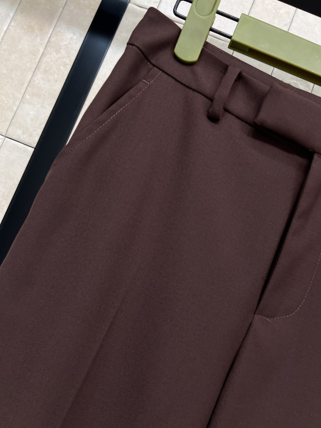 G家 25秋冬新款 深棕色直筒西装裤 纽扣开合 配勾扣 裤脚小开叉设计 后面口袋刺绣字母logo点缀 自