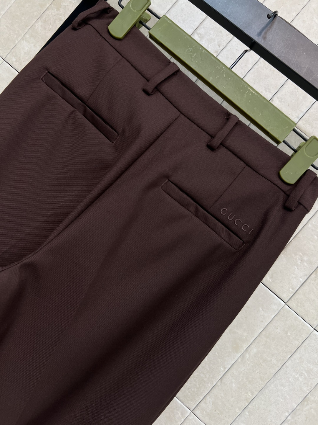 G家 25秋冬新款 深棕色直筒西装裤 纽扣开合 配勾扣 裤脚小开叉设计 后面口袋刺绣字母logo点缀 自