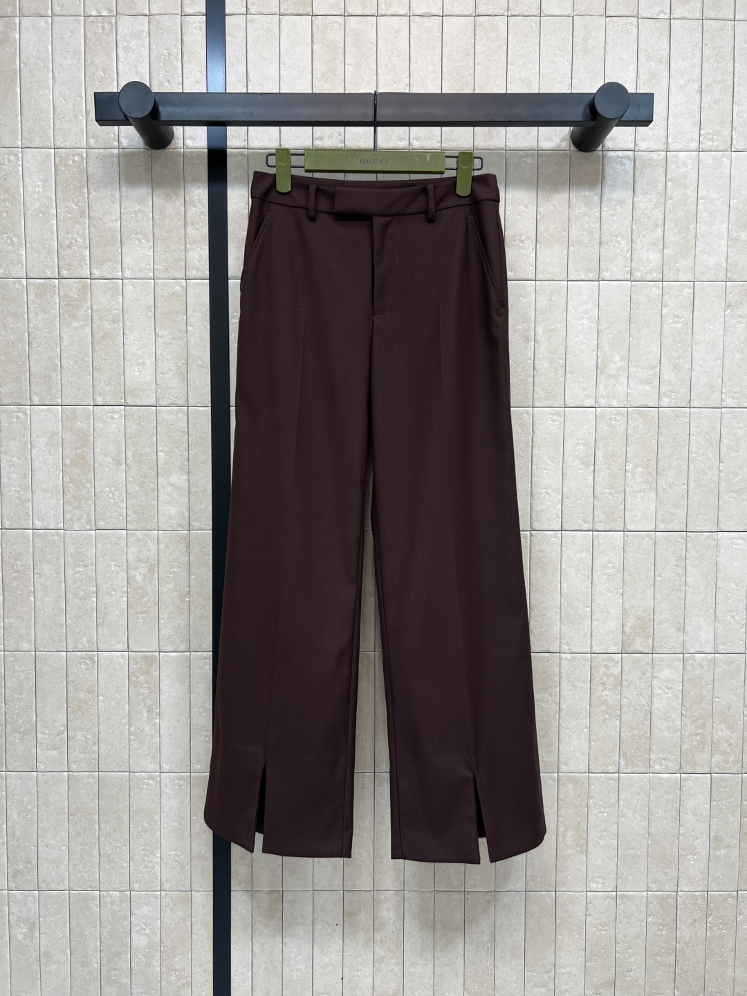 NO:500984,G Home 25 autumn and winter new dark brown straight suit pants, button opening and closing, hooking, small slit design of trouser legs, embroidered with pocket embroidered letter logo embellishment, brand iconic fashionable and elegant, slimming and tall, the hanging that can be closed, can be worn with elegant feminine charm easily, it is also good to match with the same series of suit jackets, and can also be used to control important occasions. One color four-code Size/S-M-L- XL,, gucci, jackets & coats, business suit, alexander wang19860909G家 25秋冬新款 深棕色直筒西装裤 纽扣开合 配勾扣 裤脚小开叉设计 后面口袋刺绣字母logo点缀 自带品牌标志性时髦大气 显瘦显高一绝 可闭眼入的那一挂 轻松搭配就能穿出优雅女性魅力 搭配同系列西装外套也不错 重要场合也驾驭的住 一色四码Size/S-M-L- XL,,gucci,jackets & coats,business suit,alexander wang,Women's clothing