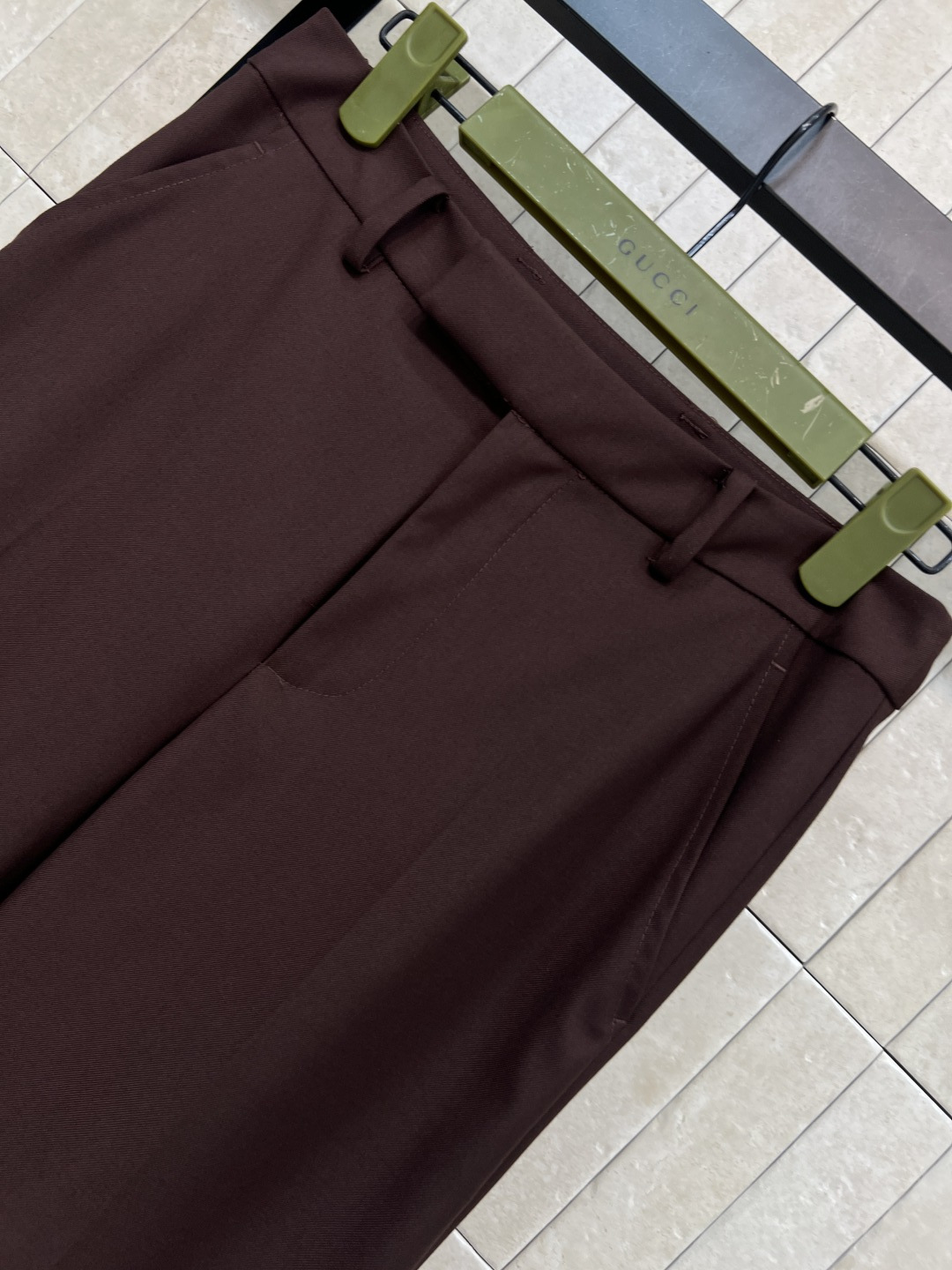 G家 25秋冬新款 深棕色直筒西装裤 纽扣开合 配勾扣 裤脚小开叉设计 后面口袋刺绣字母logo点缀 自