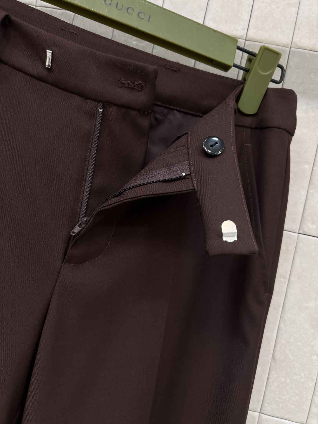 G家 25秋冬新款 深棕色直筒西装裤 纽扣开合 配勾扣 裤脚小开叉设计 后面口袋刺绣字母logo点缀 自