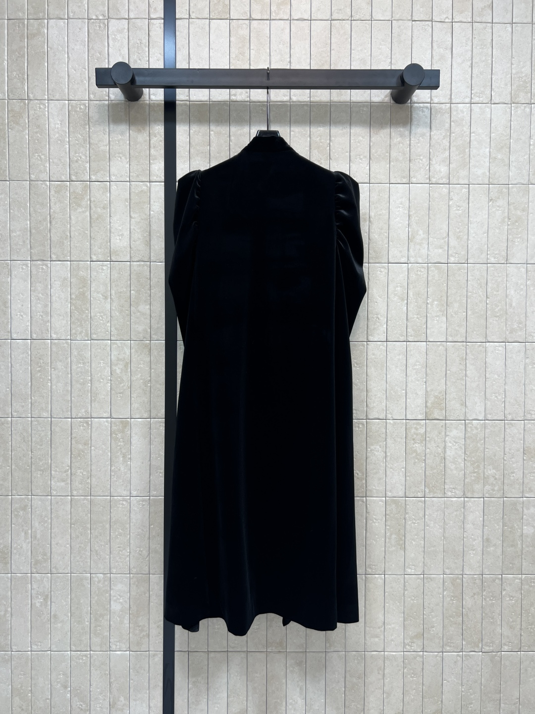 D家 25秋冬新款 黑色丝绒系带斗篷披肩大衣 小立领系带+泡泡肩设计 定制丝绒面料 完美版型奢华大气 上