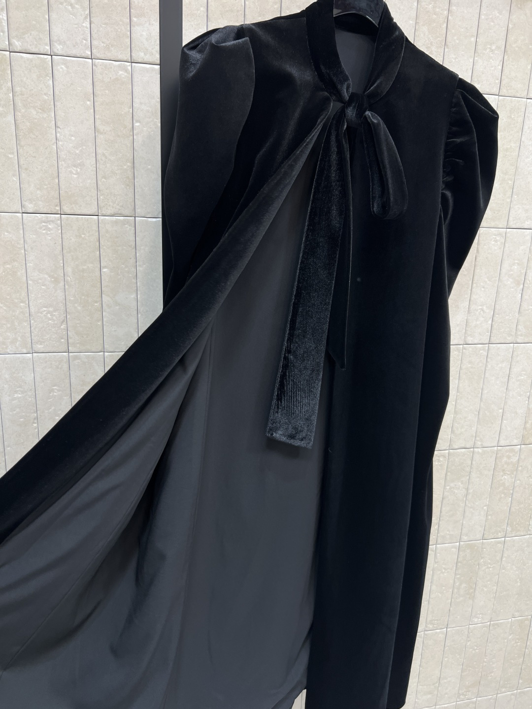 D家 25秋冬新款 黑色丝绒系带斗篷披肩大衣 小立领系带+泡泡肩设计 定制丝绒面料 完美版型奢华大气 上
