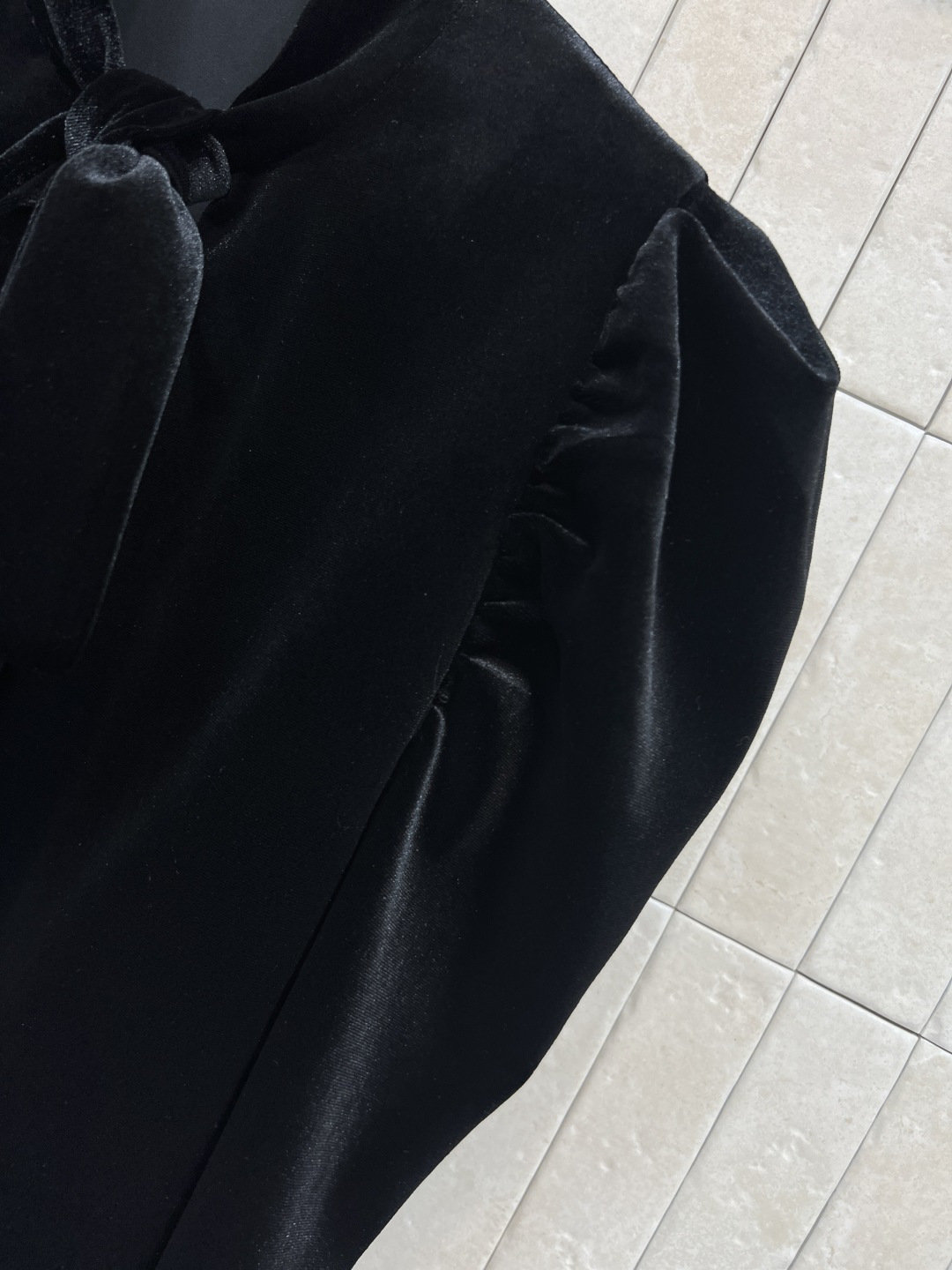 D家 25秋冬新款 黑色丝绒系带斗篷披肩大衣 小立领系带+泡泡肩设计 定制丝绒面料 完美版型奢华大气 上