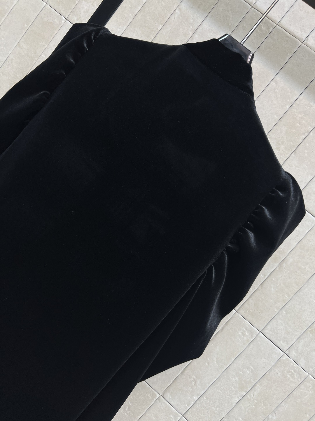 D家 25秋冬新款 黑色丝绒系带斗篷披肩大衣 小立领系带+泡泡肩设计 定制丝绒面料 完美版型奢华大气 上