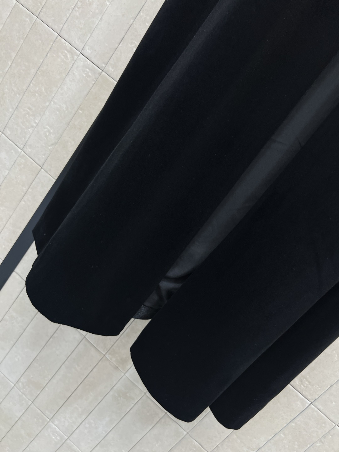 D家 25秋冬新款 黑色丝绒系带斗篷披肩大衣 小立领系带+泡泡肩设计 定制丝绒面料 完美版型奢华大气 上