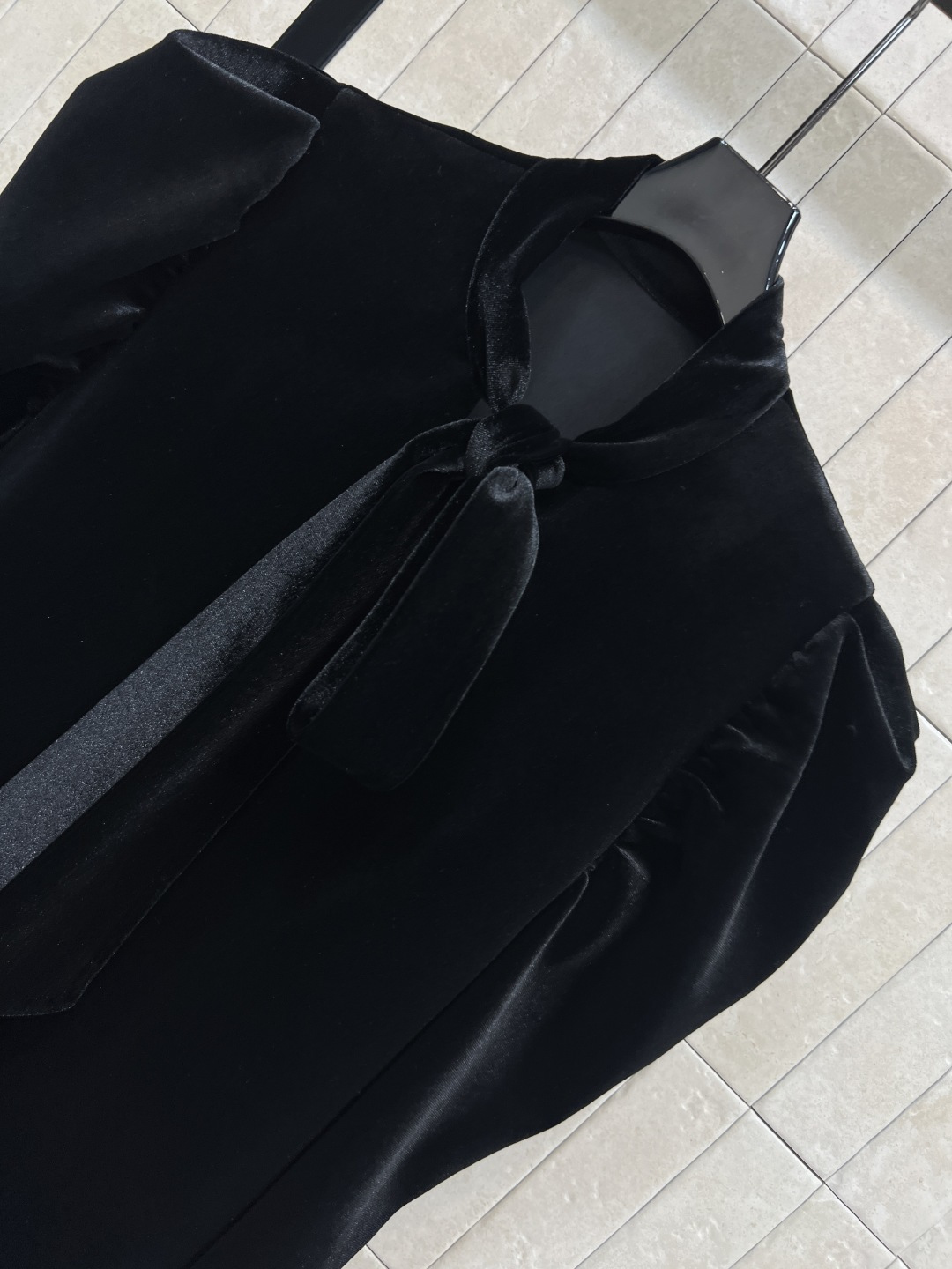 D家 25秋冬新款 黑色丝绒系带斗篷披肩大衣 小立领系带+泡泡肩设计 定制丝绒面料 完美版型奢华大气 上