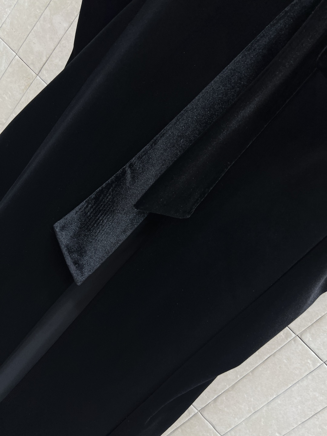 D家 25秋冬新款 黑色丝绒系带斗篷披肩大衣 小立领系带+泡泡肩设计 定制丝绒面料 完美版型奢华大气 上