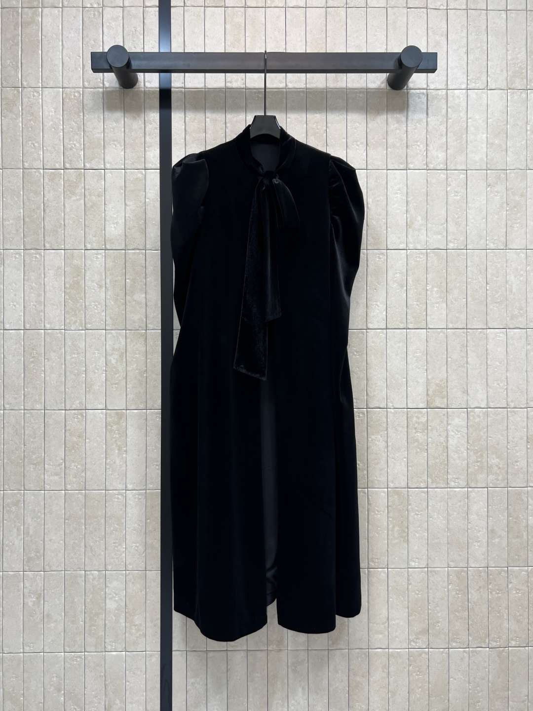 NO:500978,D Home 25 autumn and winter new style black velvet lace-up cape shawl coat small stand collar lace + bubble shoulder design Custom velvet fabric perfect style luxurious and atmospheric The upper body lengthens the body proportions more taller. Successful tailoring silhouette very inclusive. Classic and atmospheric. Three-dimensional and stylish. Low-key and luxurious texture. Four-code one color Size/S-M-L- XL,,dior,shawls,alexander wang19860909D家 25秋冬新款 黑色丝绒系带斗篷披肩大衣 小立领系带+泡泡肩设计 定制丝绒面料 完美版型奢华大气 上身拉长身材比例 更显高挑 干练剪裁廓形感 很有包容性 经典大气 立体有型 低调奢华质感 一色四码 Size/S-M-L- XL,,dior,shawls,alexander wang,Women's clothing