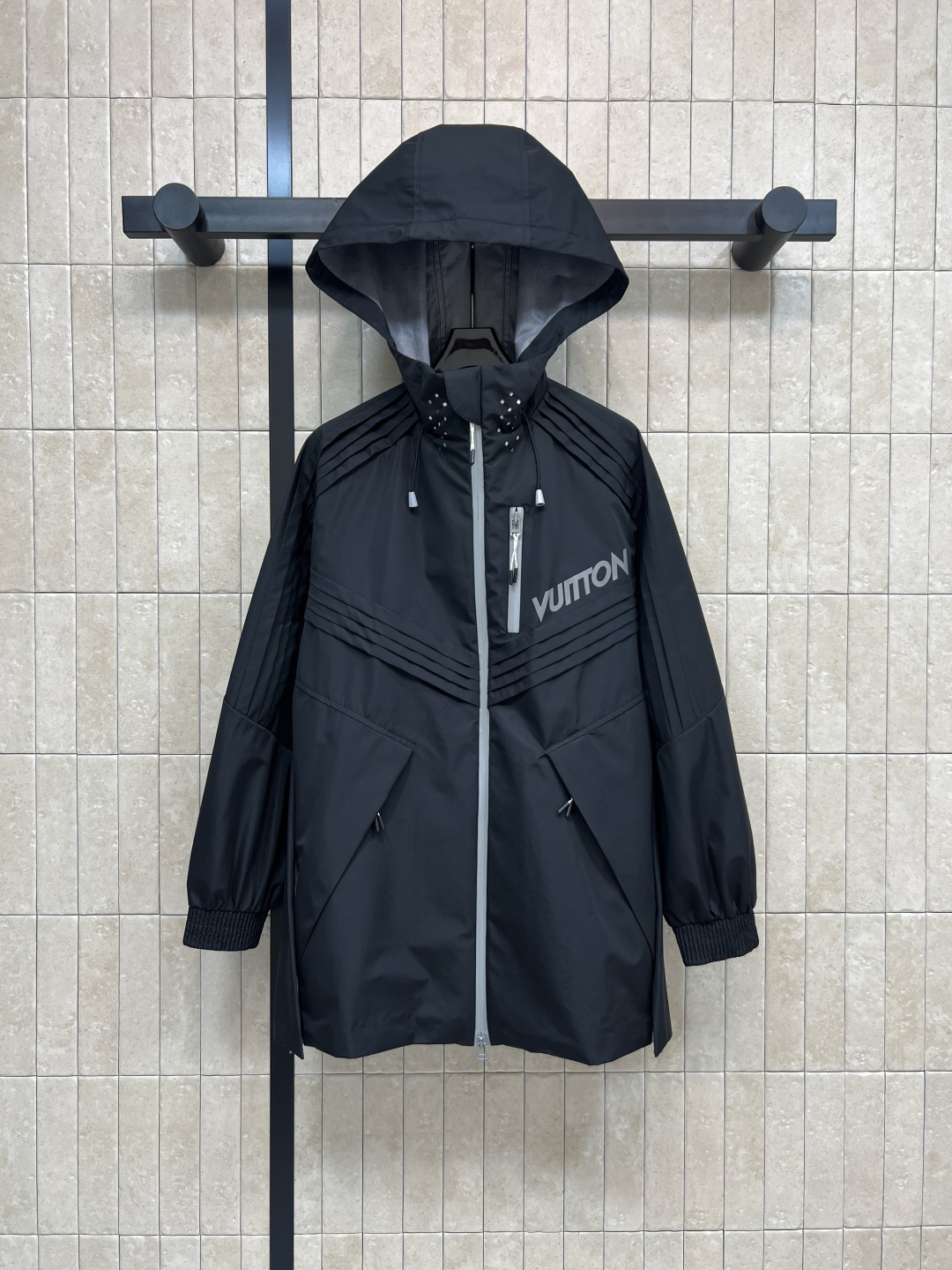 NO:500958,L's 25 autumn and winter new style, jacket hooded zipper jacket, men and women's same style series, the most popular series this year, the first choice for outdoor sports and tourism, imported windproof and waterproof fabric, iconic logo logo, fabric is hard-patterned material, the upper body is handsome and fashionable and versatile, hooded loose style, pleated body + zipper design on both sides of the hem, dark patterns inside, the upper body is stylish and handsome and slim, the windbreaker can be worn all seasons, more seasonal, the details are very well-made, one color three-code size/S-M-L,,louis vuitton, jackets & coats,hats,alexander wang19860909L家 25秋冬新款 冲锋衣连帽拉链外套 男女同款系列 今年最火的系列 户外运动旅游首选 防风防水进口面料 标志性的logo标识 面料是硬挻材质 上身帅气时髦百搭有型 连帽宽松版型 衣身压褶+衣摆两侧拉链设计 里面暗纹老花图案 上身有型又帅气显瘦 冲锋衣四季都可以穿搭 季节性比较多 细节做工都很到位 一色三码 size/S-M-L,,louis vuitton,jackets & coats,hats,alexander wang,Women's clothing