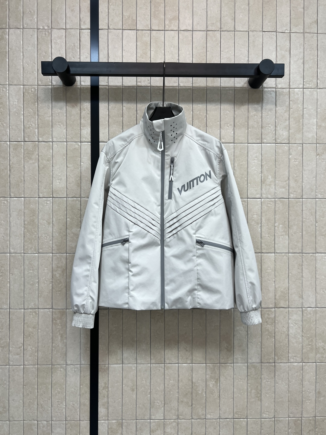 NO:500964,L's 25 autumn and winter new style, stand-up collar zipper jacket, men and women series, the best choice for outdoor travel, the upper body is trendy and handsome, windproof and waterproof, slim and stylish, the view of the blockbuster, the stand-up collar hollow design is classic and fashionable, the loose style is easy to wear and easy to match, and can be easily controlled by fat and thin. Original custom fabric, classic old-fashioned pattern inside, the upper body is stylish and handsome, and the windbreaker can be worn all seasons, more seasonal, the details are very well-made, two colors and three codes, size/S-M-L,,louis vuitton,jackets & coats,alexander wang19860909L家 25秋冬新款 冲锋衣立领拉链外套 男女同系列哦 户外旅游最佳选择 上身男潮女帅 防风防水又显瘦有型 旅游的大片既视感 立领镂空设计经典又时尚 宽松版型好穿又易搭配 胖瘦都能轻松驾驭 原版定制面料 里面经典老花图案 上身有型又帅气显瘦 冲锋衣四季都可以穿搭 季节性比较多 细节做工都很到位 两色三码 size/S-M-L,,louis vuitton,jackets & coats,alexander wang,Women's clothing