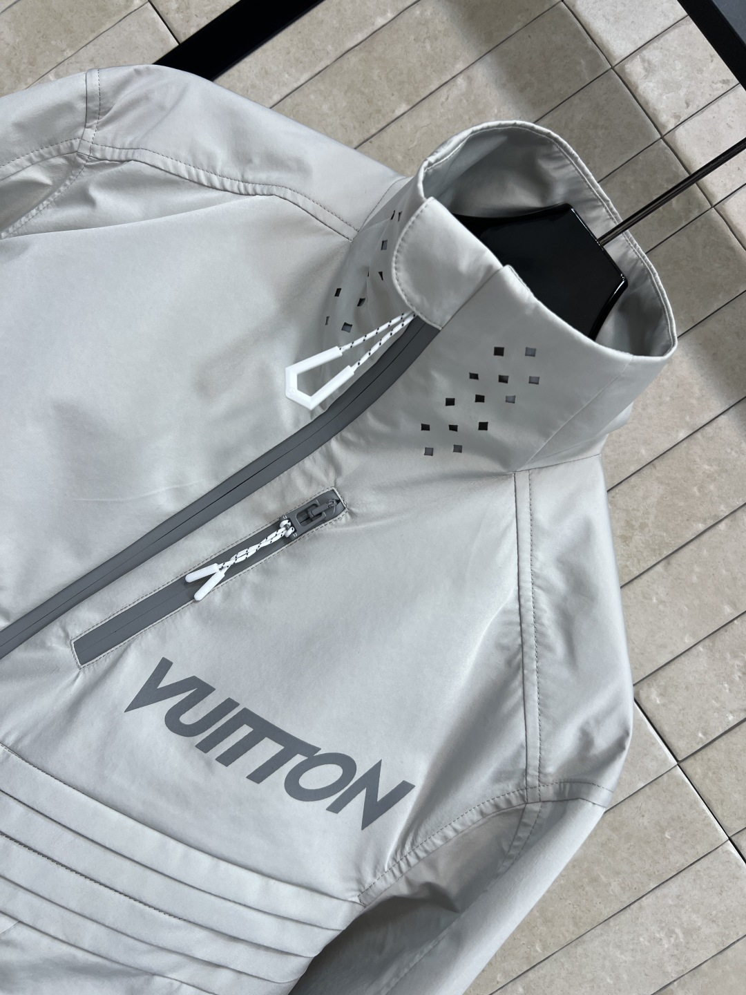 L家 25秋冬新款 冲锋衣立领拉链外套 男女同系列哦 户外旅游最佳选择 上身男潮女帅 防风防水又显瘦有型