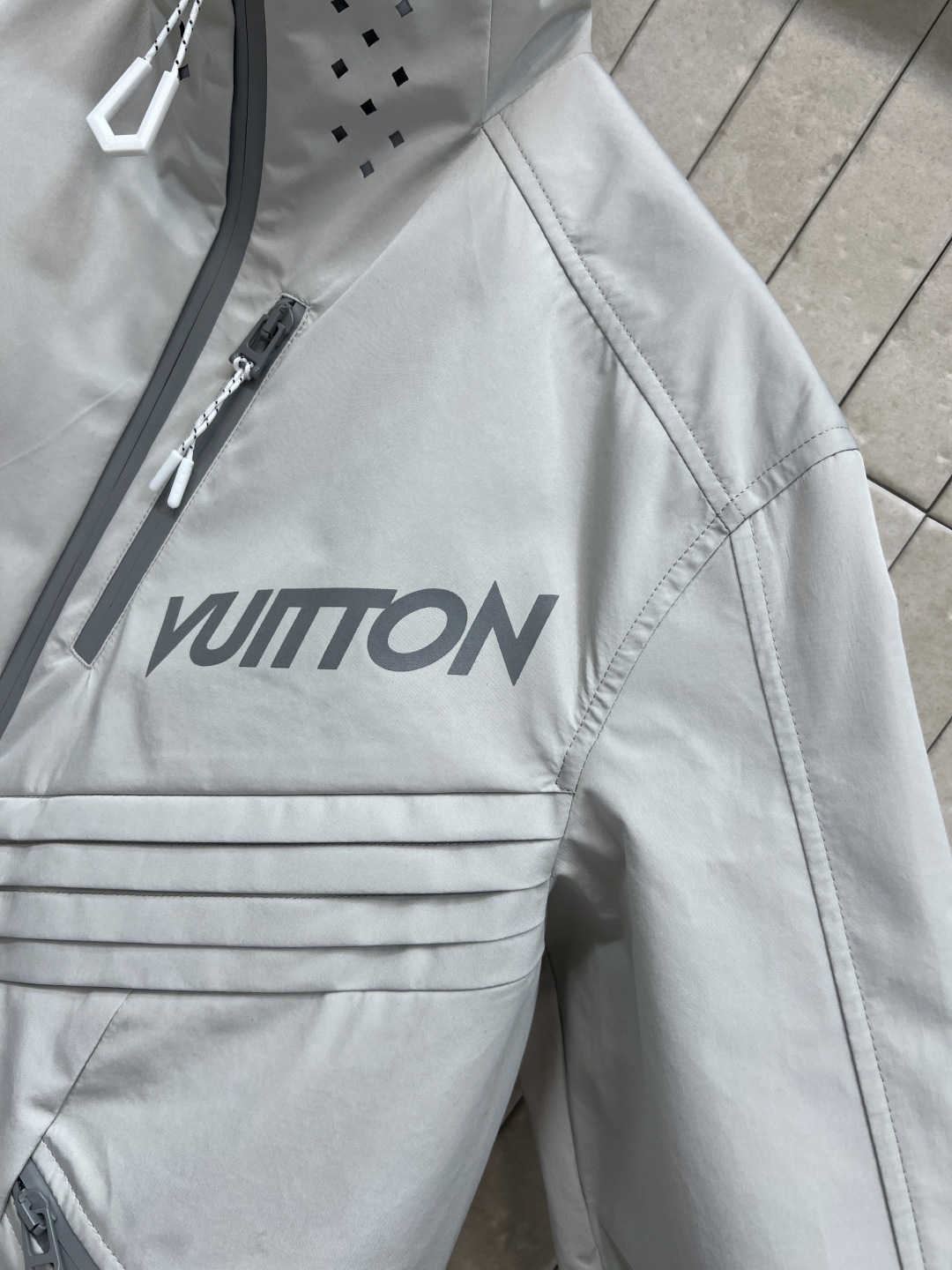 L家 25秋冬新款 冲锋衣立领拉链外套 男女同系列哦 户外旅游最佳选择 上身男潮女帅 防风防水又显瘦有型