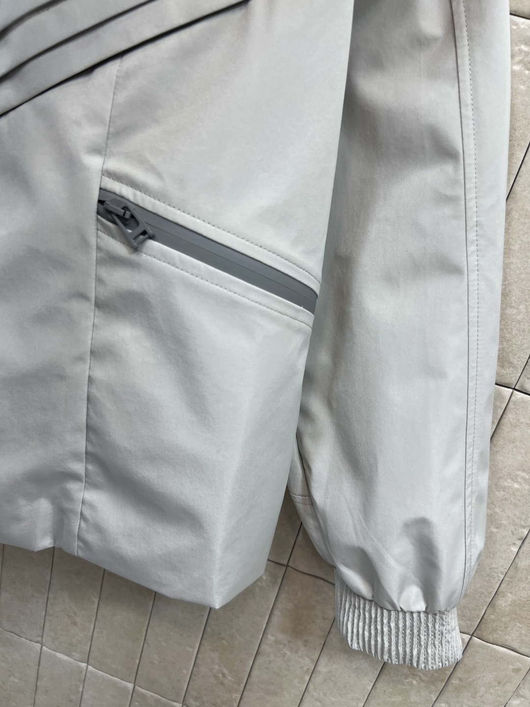 L家 25秋冬新款 冲锋衣立领拉链外套 男女同系列哦 户外旅游最佳选择 上身男潮女帅 防风防水又显瘦有型