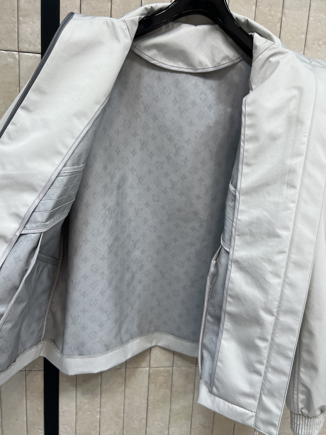 L家 25秋冬新款 冲锋衣立领拉链外套 男女同系列哦 户外旅游最佳选择 上身男潮女帅 防风防水又显瘦有型