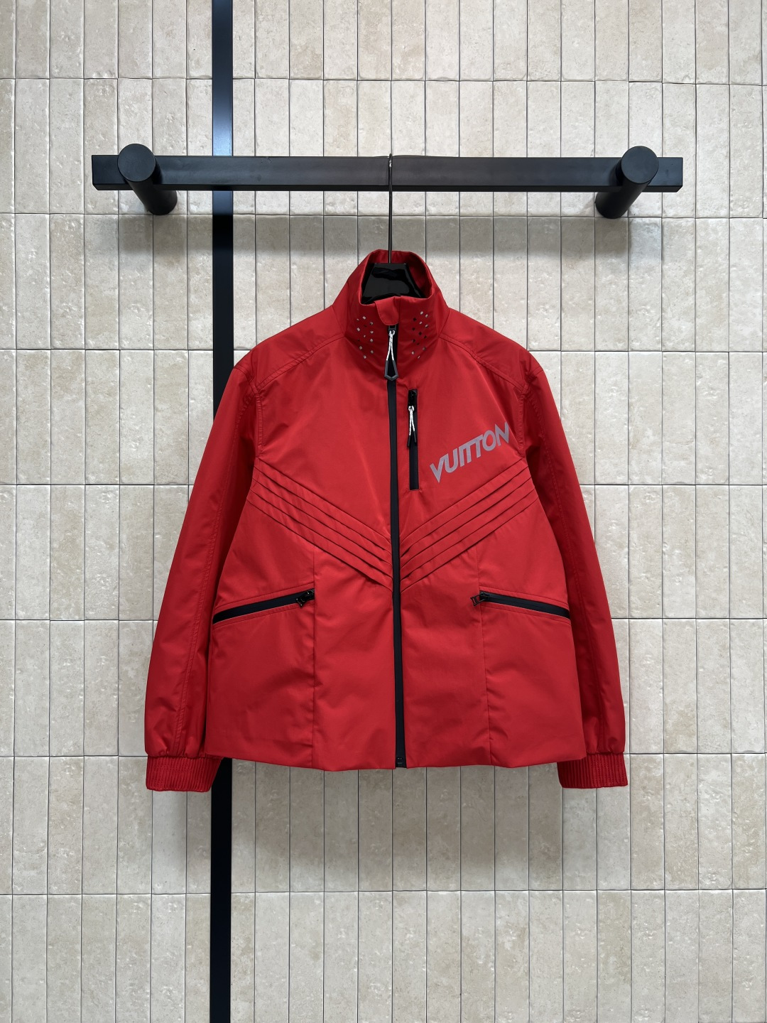 NO:500969,L's 25 autumn and winter new style, stand-up collar zipper jacket, men and women series, the best choice for outdoor travel, the upper body is trendy and handsome, windproof and waterproof, slim and stylish, the view of the blockbuster, the stand-up collar hollow design is classic and fashionable, the loose style is easy to wear and easy to match, and can be easily controlled by fat and thin. Original custom fabric, classic old-fashioned pattern inside, the upper body is stylish and handsome, and the windbreaker can be worn all seasons, more seasonal, the details are very well-made, two colors and three codes, size/S-M-L,,louis vuitton,jackets & coats,alexander wang19860909L家 25秋冬新款 冲锋衣立领拉链外套 男女同系列哦 户外旅游最佳选择 上身男潮女帅 防风防水又显瘦有型 旅游的大片既视感 立领镂空设计经典又时尚 宽松版型好穿又易搭配 胖瘦都能轻松驾驭 原版定制面料 里面经典老花图案 上身有型又帅气显瘦 冲锋衣四季都可以穿搭 季节性比较多 细节做工都很到位 两色三码 size/S-M-L,,louis vuitton,jackets & coats,alexander wang,Women's clothing