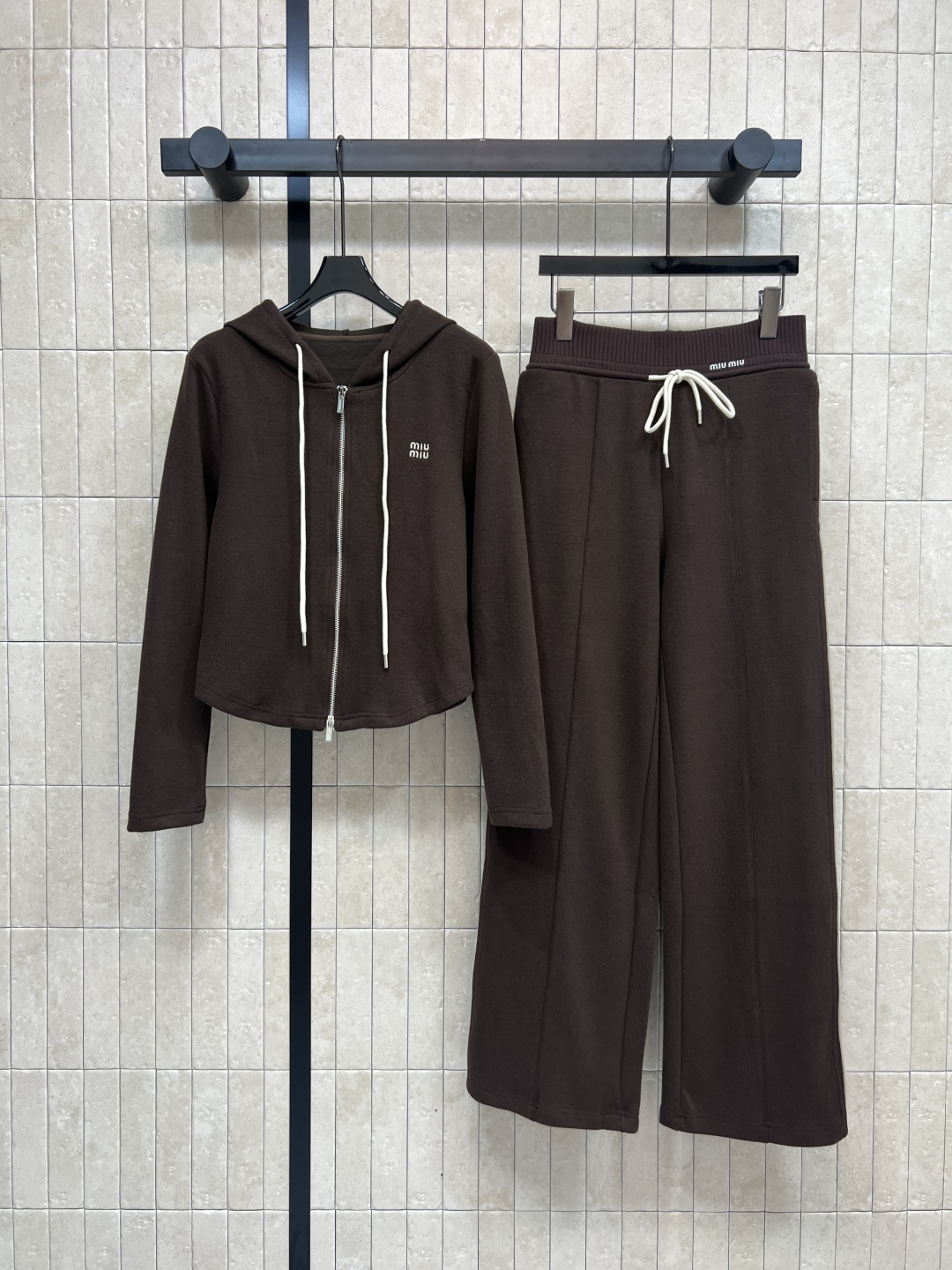 NO:501838,MIu's top 25 autumn and winter new style lazy style fashionable suit hooded jacket with wide-leg trousers A high-end lazy style drawstring adjustable hem A drawstring adjustable hat The letter embroidery on the chest shows the texture A set of fashionable doubles Two colors and three codes Size/S-M-L,,miumiu, jackets & coats,hats,alexander wang19860909上衣长款MIu家 25秋冬新款 慵懒风时髦套装 连帽外套搭配阔腿长裤 一套高级慵懒风 抽绳可调节下摆 搭配抽绳可调节帽子 胸前字母刺绣超显质感 一套搭配时髦感翻倍 两色三码Size/S-M-L,,miumiu,jackets & coats,hats,alexander wang,Women's clothing