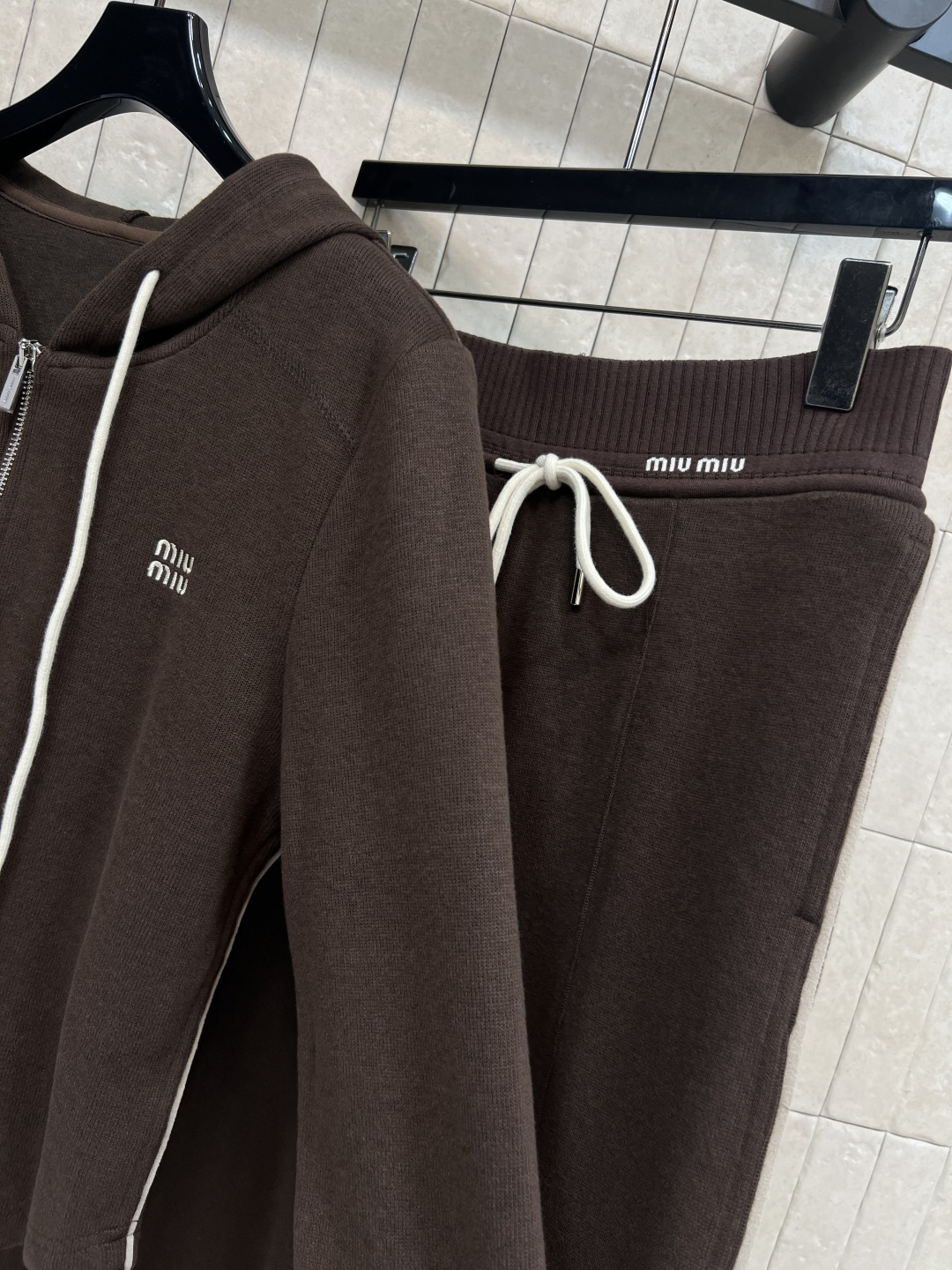 MIu家 25秋冬新款 慵懒风时髦套装 连帽外套搭配阔腿长裤 一套高级慵懒风 抽绳可调节下摆 搭配抽绳可