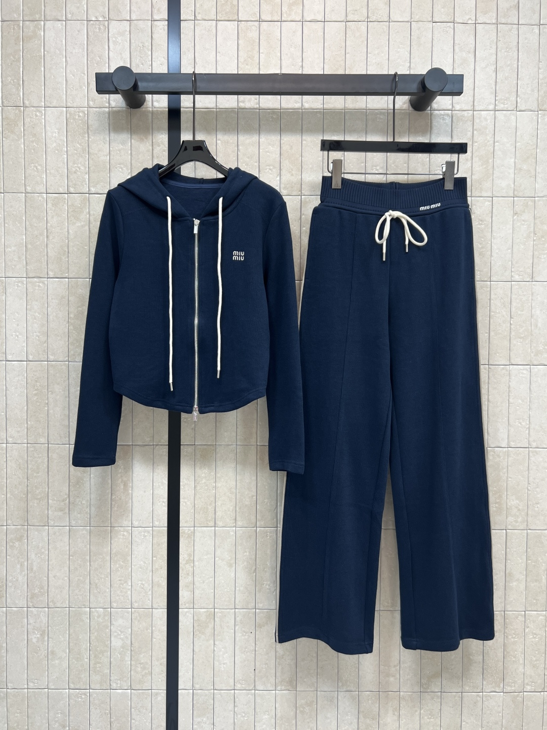 NO:501808,MIu's top 25 autumn and winter new style lazy style fashionable suit hooded jacket with wide-leg trousers A high-end lazy style drawstring adjustable hem A drawstring adjustable hat The letter embroidery on the chest shows the texture A set of fashionable doubles Two colors and three codes Size/S-M-L,,miumiu, jackets & coats,hats,alexander wang19860909上衣长款MIu家 25秋冬新款 慵懒风时髦套装 连帽外套搭配阔腿长裤 一套高级慵懒风 抽绳可调节下摆 搭配抽绳可调节帽子 胸前字母刺绣超显质感 一套搭配时髦感翻倍 两色三码Size/S-M-L,,miumiu,jackets & coats,hats,alexander wang,Women's clothing