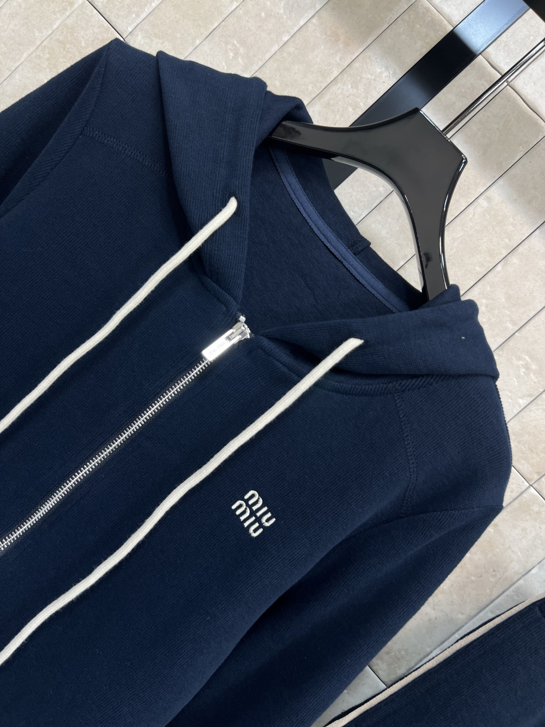 MIu家 25秋冬新款 慵懒风时髦套装 连帽外套搭配阔腿长裤 一套高级慵懒风 抽绳可调节下摆 搭配抽绳可