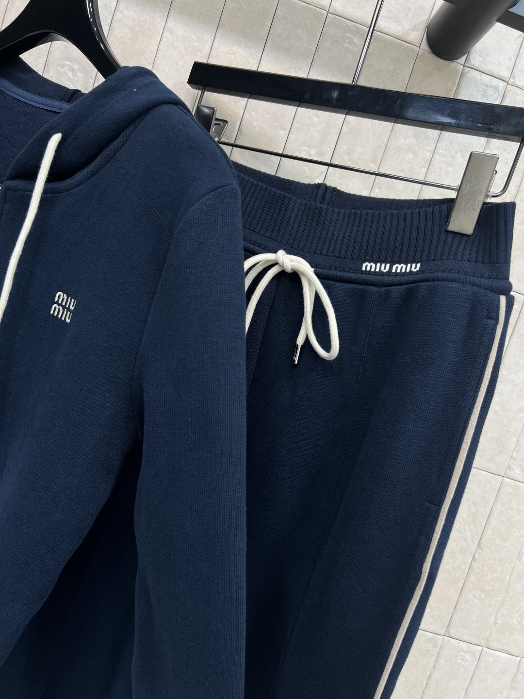 MIu家 25秋冬新款 慵懒风时髦套装 连帽外套搭配阔腿长裤 一套高级慵懒风 抽绳可调节下摆 搭配抽绳可