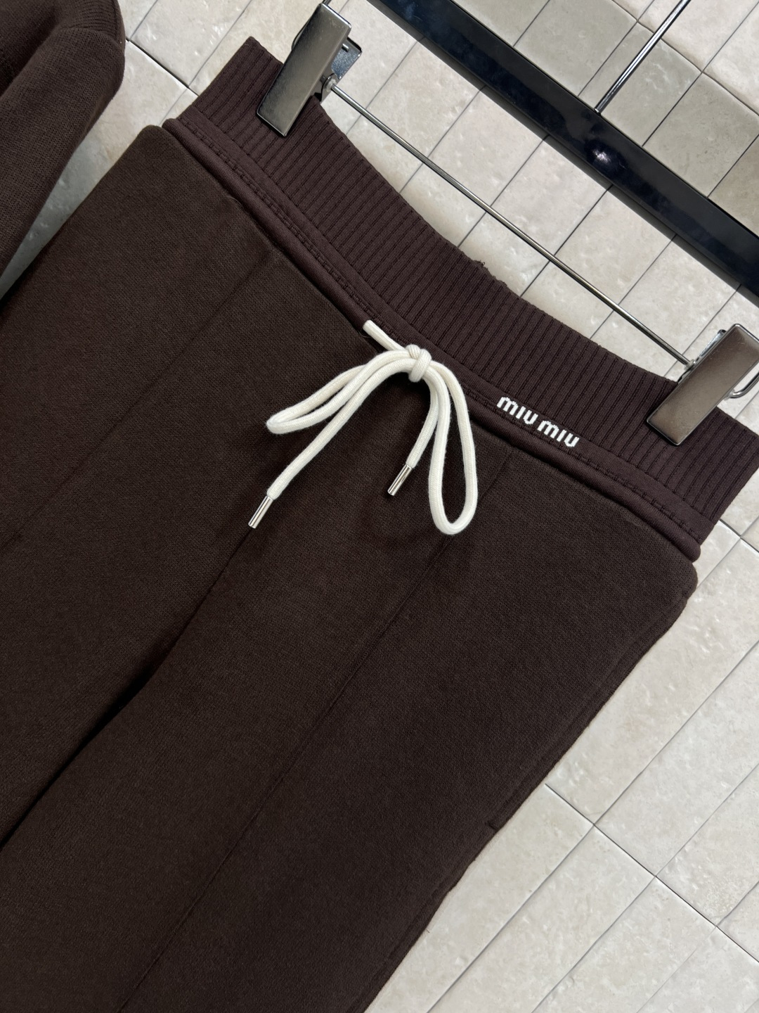 MIu家 25秋冬新款 慵懒风时髦套装 连帽外套搭配阔腿长裤 一套高级慵懒风 抽绳可调节下摆 搭配抽绳可