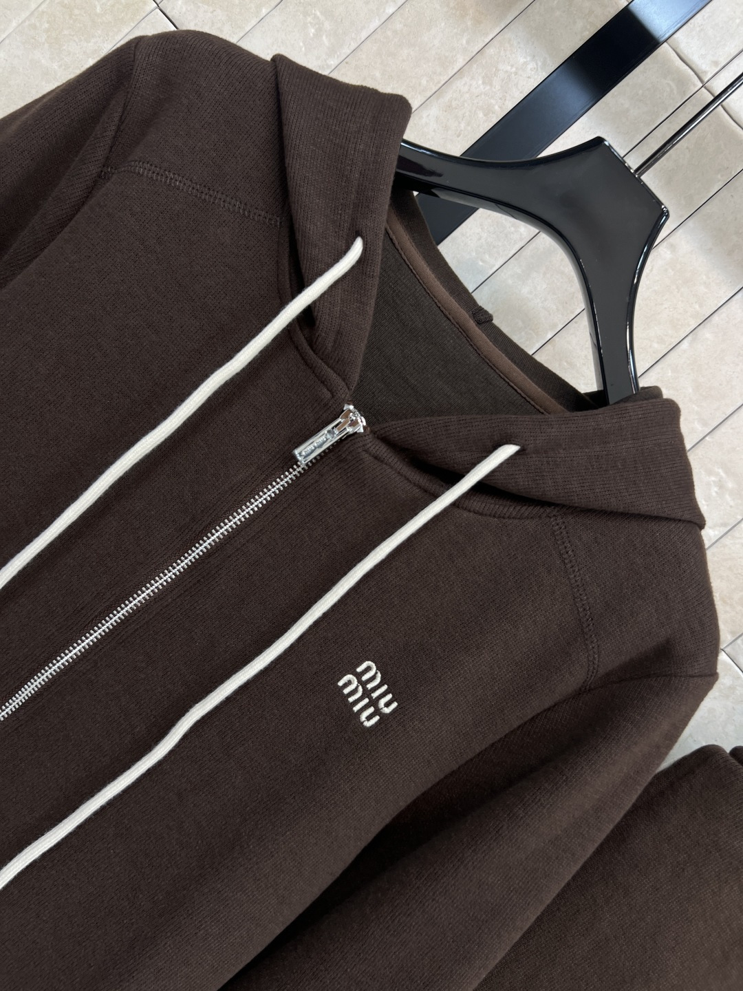 MIu家 25秋冬新款 慵懒风时髦套装 连帽外套搭配阔腿长裤 一套高级慵懒风 抽绳可调节下摆 搭配抽绳可