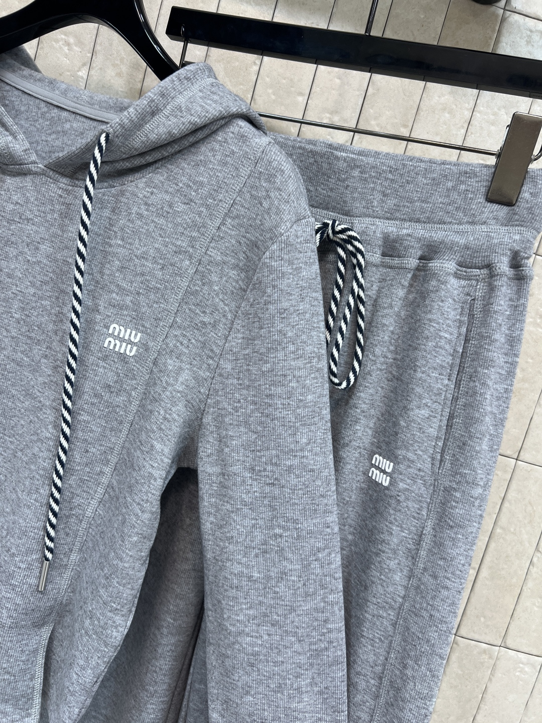 MIu家 25秋冬新款 慵懒风时髦套装 连帽外套搭配阔腿长裤 一套高级慵懒风 抽绳可调节下摆 搭配抽绳可