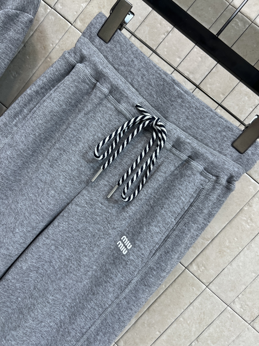 MIu家 25秋冬新款 慵懒风时髦套装 连帽外套搭配阔腿长裤 一套高级慵懒风 抽绳可调节下摆 搭配抽绳可