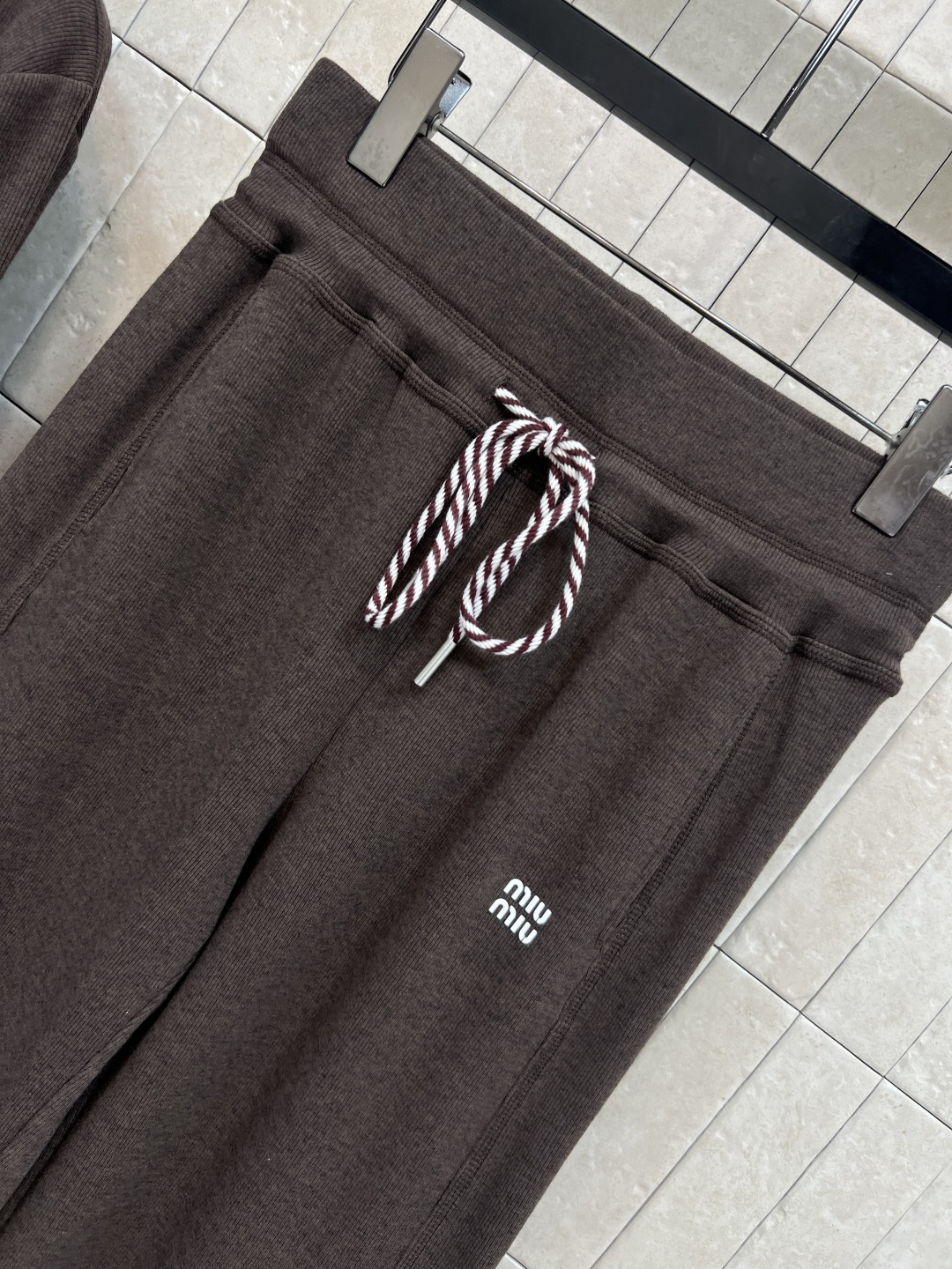 MIu家 25秋冬新款 慵懒风时髦套装 连帽外套搭配阔腿长裤 一套高级慵懒风 抽绳可调节下摆 搭配抽绳可