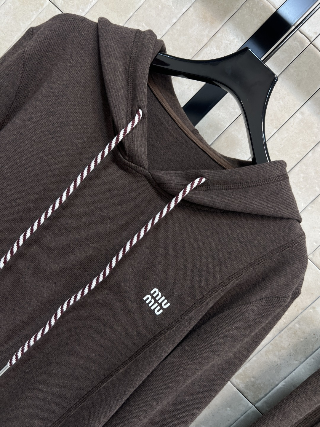 MIu家 25秋冬新款 慵懒风时髦套装 连帽外套搭配阔腿长裤 一套高级慵懒风 抽绳可调节下摆 搭配抽绳可