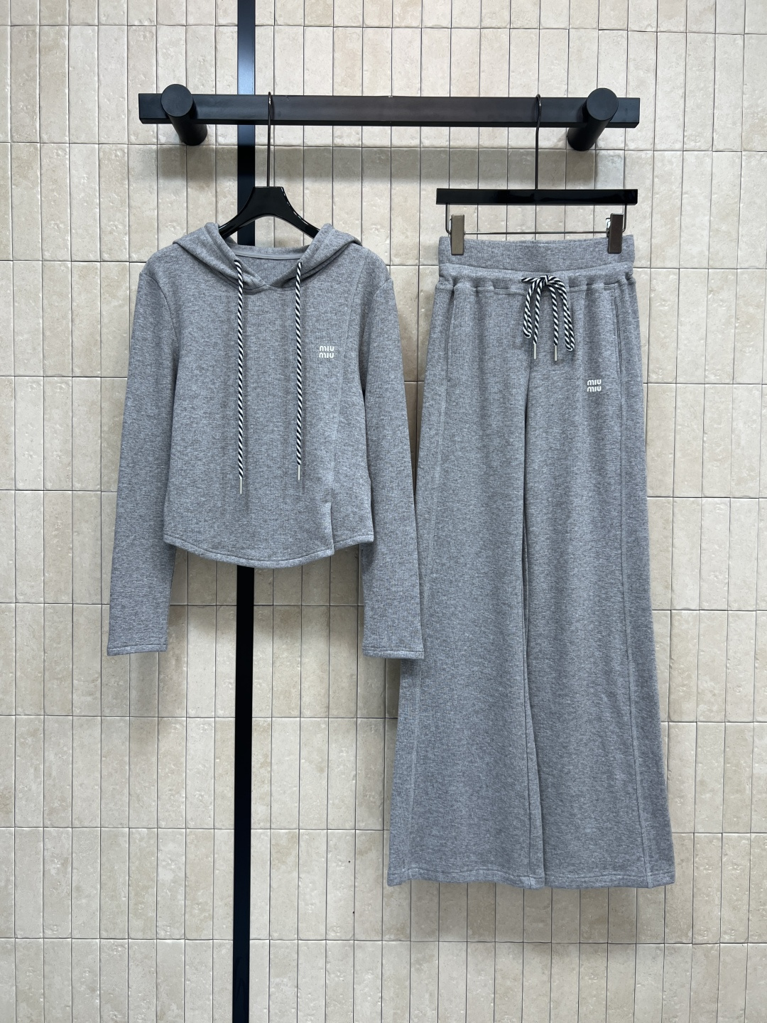 NO:501816,Top trousers MIu family 25 autumn and winter new style lazy style fashionable suit hooded jacket with wide-leg trousers A set of high-end lazy style drawstring adjustable hem Paired with drawstring adjustable hat The letter embroidery on the chest shows the texture The style doubles the two colors and three codes Size/S-M-L,,miumiu, jackets & coats,hats,alexander wang19860909上衣长裤MIu家 25秋冬新款 慵懒风时髦套装 连帽外套搭配阔腿长裤 一套高级慵懒风 抽绳可调节下摆 搭配抽绳可调节帽子 胸前字母刺绣超显质感 一套搭配时髦感翻倍 两色三码Size/S-M-L,,miumiu,jackets & coats,hats,alexander wang,Women's clothing