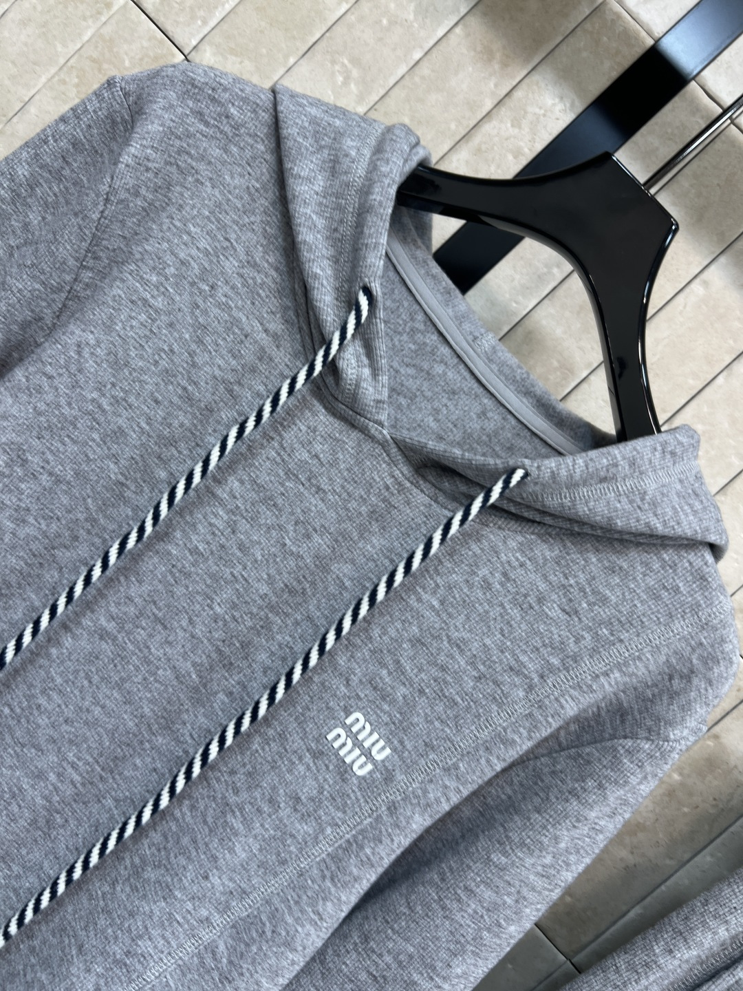 MIu家 25秋冬新款 慵懒风时髦套装 连帽外套搭配阔腿长裤 一套高级慵懒风 抽绳可调节下摆 搭配抽绳可