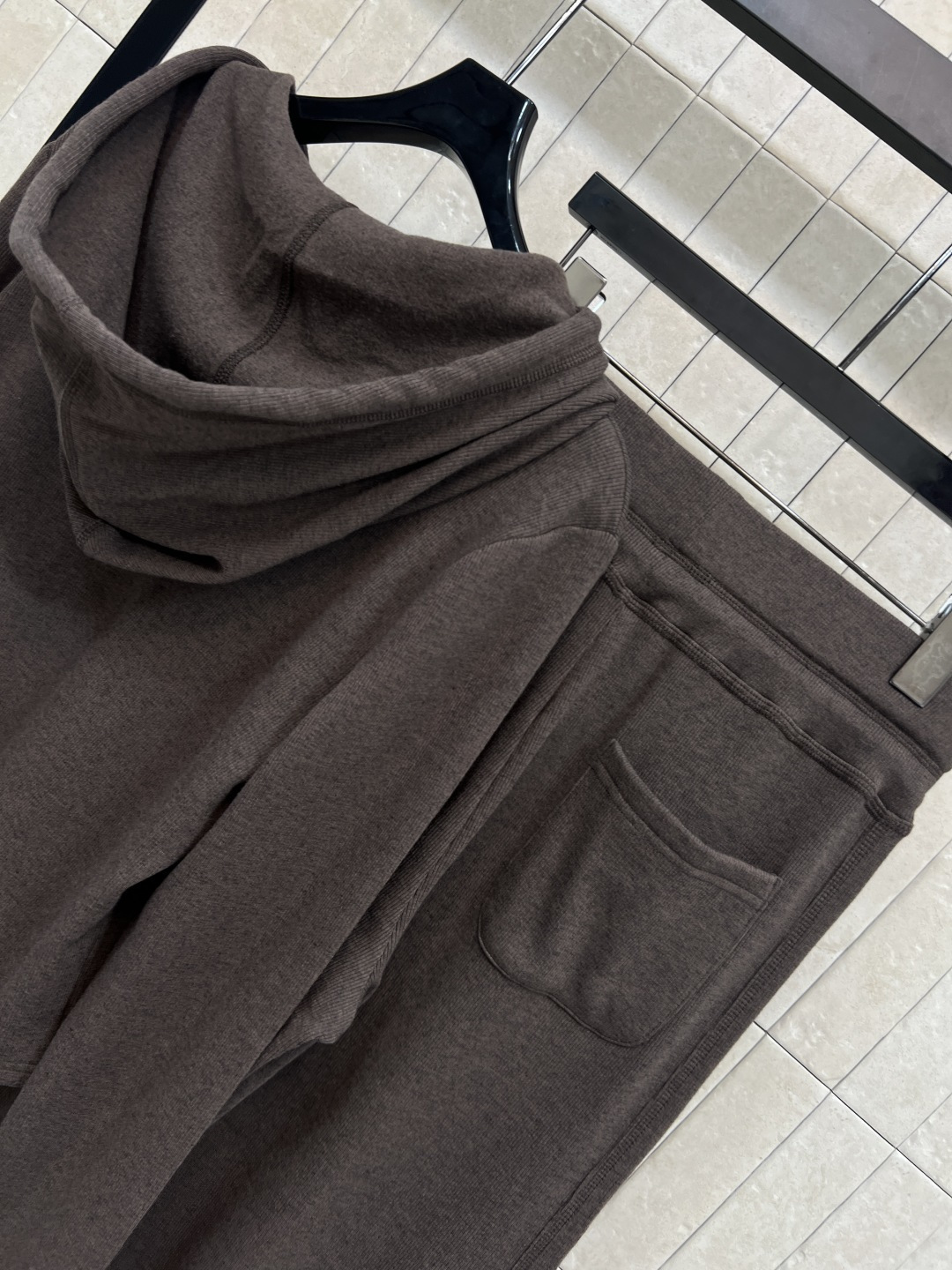 MIu家 25秋冬新款 慵懒风时髦套装 连帽外套搭配阔腿长裤 一套高级慵懒风 抽绳可调节下摆 搭配抽绳可