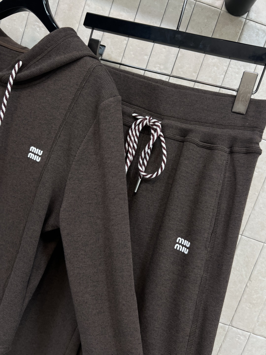 MIu家 25秋冬新款 慵懒风时髦套装 连帽外套搭配阔腿长裤 一套高级慵懒风 抽绳可调节下摆 搭配抽绳可