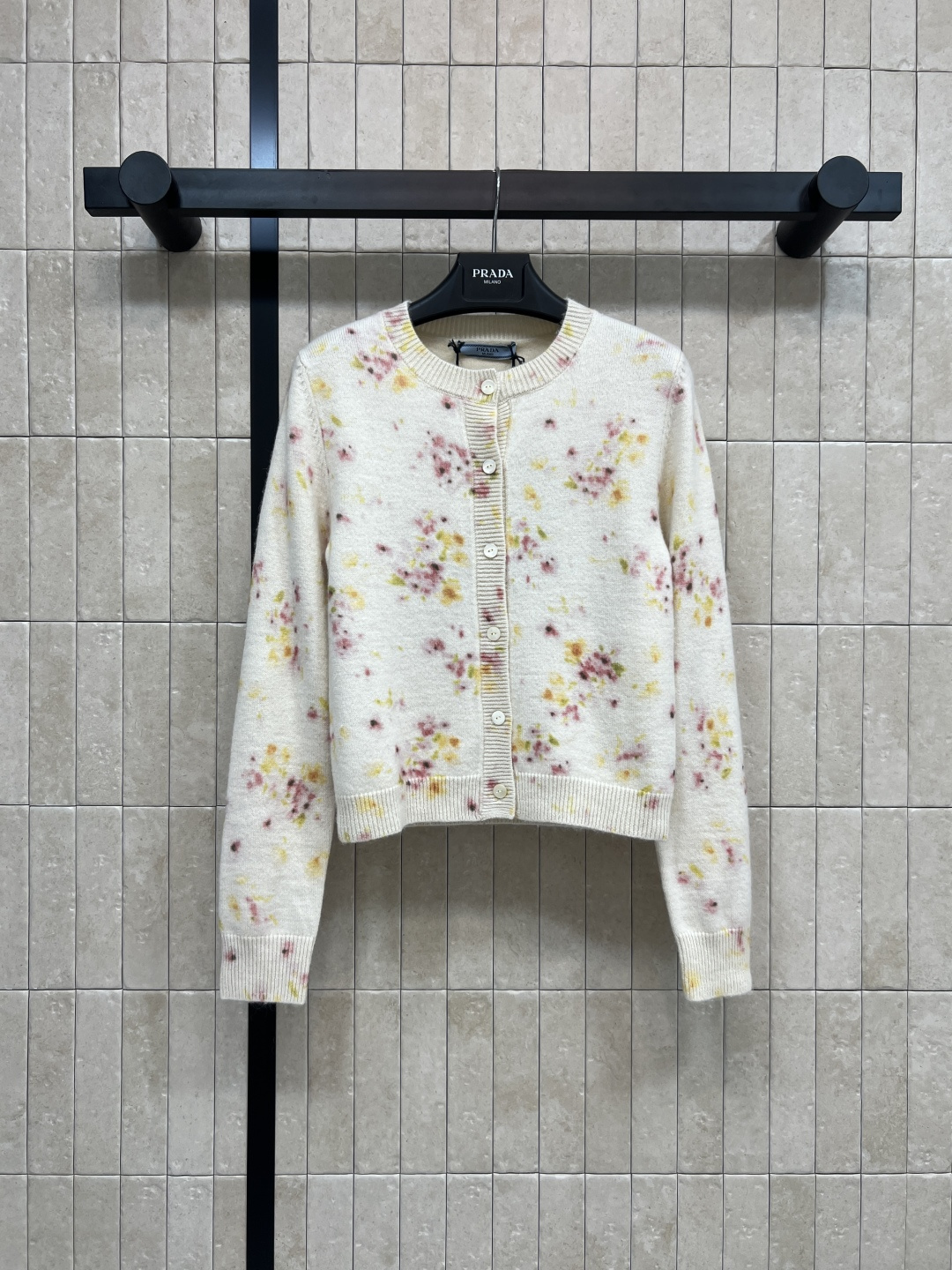 NO:501832,PD Home 25 autumn and winter new style floral wool cardigan Customized full-print floral pattern A must-have artifact for the ladies. Temperament girlish style to reduce age and sweetness. Small round neck single button style is versatile and not picky. The upper body looks slim and gentle. Imported yarn. One color and three codes. Size/S-M-L,,dior,alexander wang19860909PD家 25秋冬新款 碎花羊毛开衫 定制满印碎花图案 名媛小姐姐必备神器 气质少女风减龄甜美气息 小圆领单扣版型百搭不挑人 上身显瘦又减龄温柔 进口纱线 一色三码 Size/S-M-L,,dior,alexander wang,Women's clothing