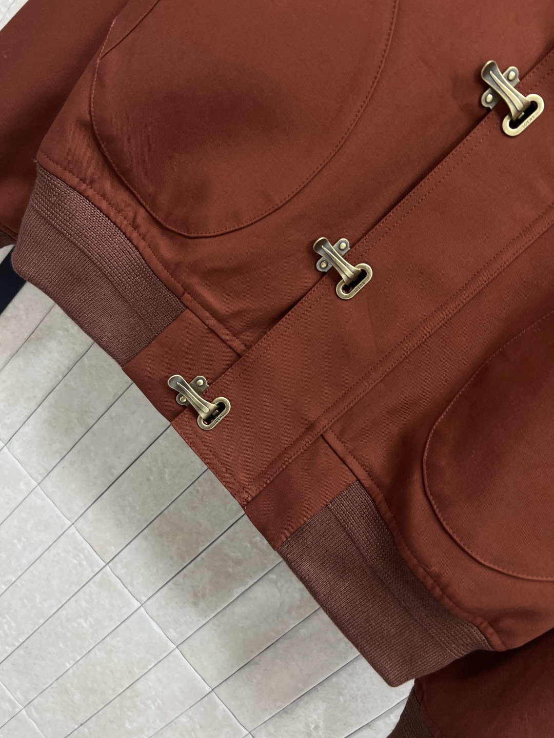 LW家 25秋冬新款 棕色夹克外套 定制金属扣装饰 超级有设计感 上身巨时髦 立体廓形宽松剪裁上身显瘦显