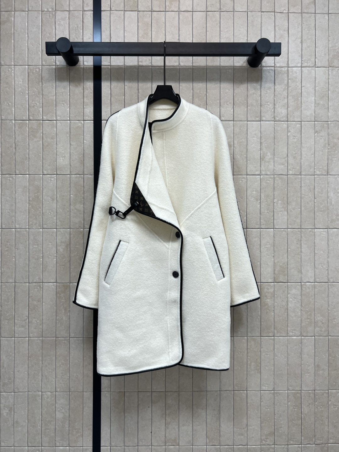 NO:501862,With dust bag L home 25 autumn and winter new style, high-end white wool coat, elegant and atmospheric stand-up collar mid-length coat, with a sense of winter heroine's atmosphere, instant temperament, suitable for wear in all occasions, mid-length style, neat and capable, warm and slimming upper body, indispensable wool coat for autumn and winter, three-code one color, Size/S-M-L,,louis vuitton, jackets & coats,alexander wang19860909配防尘袋L家 25秋冬新款 高级白羊毛大衣 优雅大气立领中长款大衣 有种冬季女主角氛围感 秒抬气质 各种场合都适合穿搭 中长款版型剪裁利落干练 上身保暖显瘦 秋冬不可缺少的毛呢外套 一色三码 Size/S-M-L,,louis vuitton,jackets & coats,alexander wang,Women's clothing