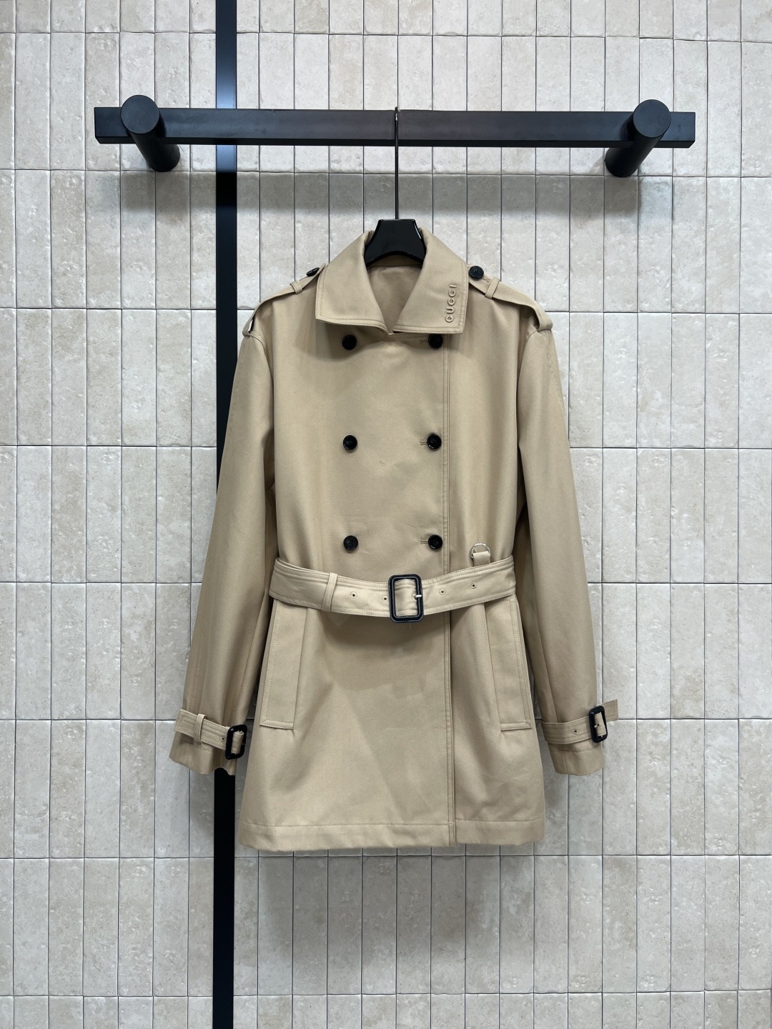 NO:501850,G Home 25 autumn and winter new style khaki double-breasted windbreaker jacket mid-length length lapel embroidered letter logo embellishment double-breasted design classic slim tailoring style very slim and aura khaki is a must-have color for autumn and winter. Small people can easily control the custom fabric with stylish one color three codes SML, gucci, jackets & coats, alexander wang19860909G家 25秋冬新款 卡其色双排扣风衣外套 中长款的长度 翻领刺绣字母logo点缀 双排扣设计 经典的修身剪裁 版型非常显瘦气场 卡其色又是秋冬必入的色系 小个子也能轻松驾驭 定制的面料挻括有型 一色三码 SML,,gucci,jackets & coats,alexander wang,Women's clothing