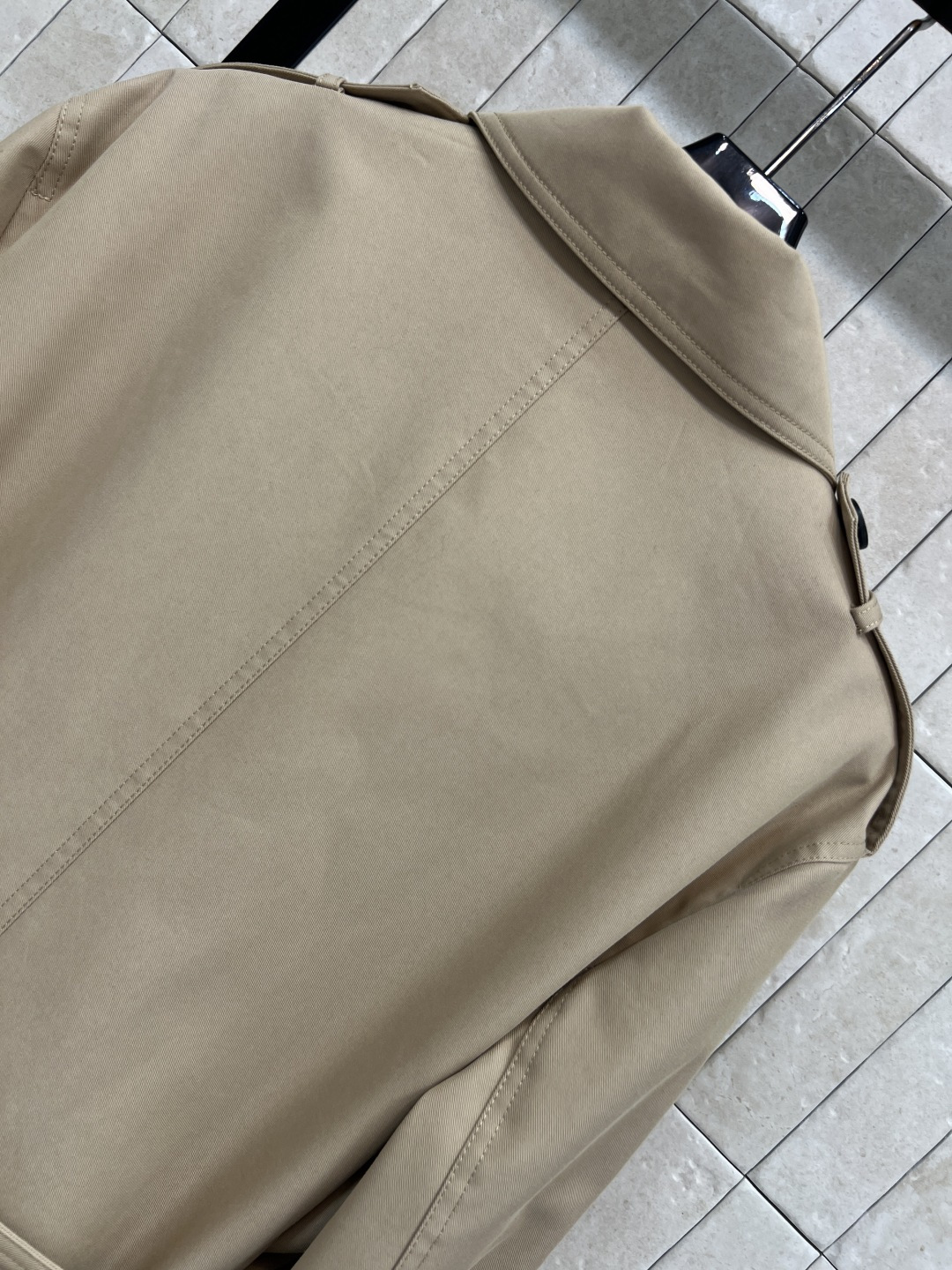 G家 25秋冬新款 卡其色双排扣风衣外套 中长款的长度 翻领刺绣字母logo点缀 双排扣设计 经典的修身