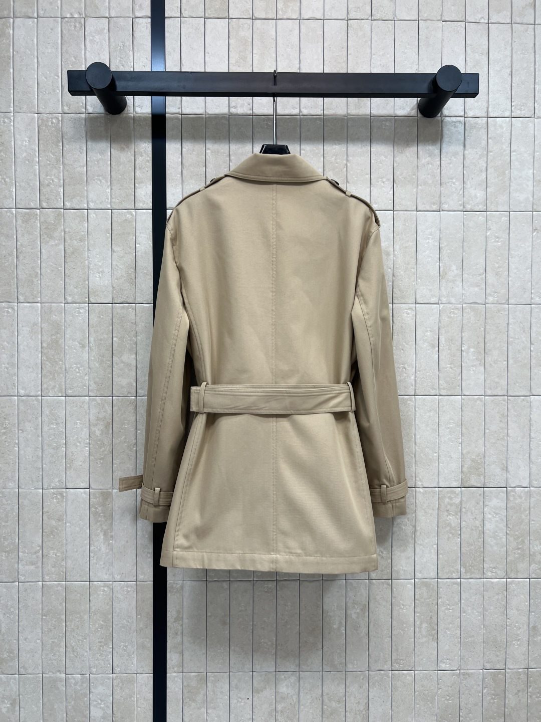 G家 25秋冬新款 卡其色双排扣风衣外套 中长款的长度 翻领刺绣字母logo点缀 双排扣设计 经典的修身