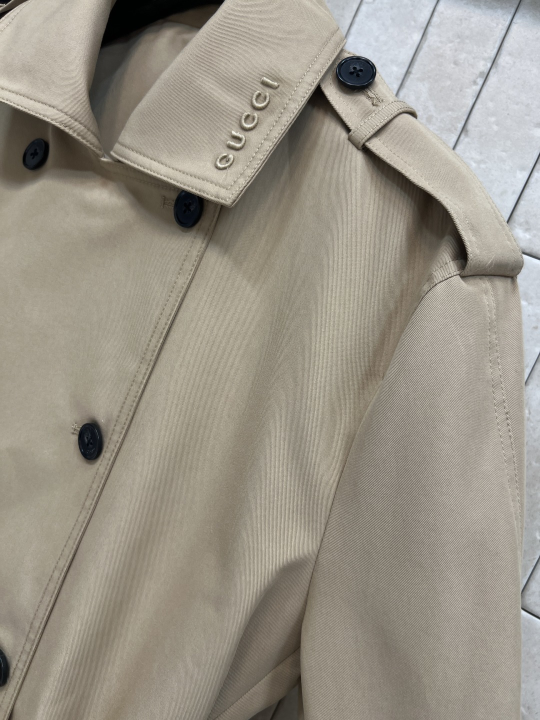 G家 25秋冬新款 卡其色双排扣风衣外套 中长款的长度 翻领刺绣字母logo点缀 双排扣设计 经典的修身