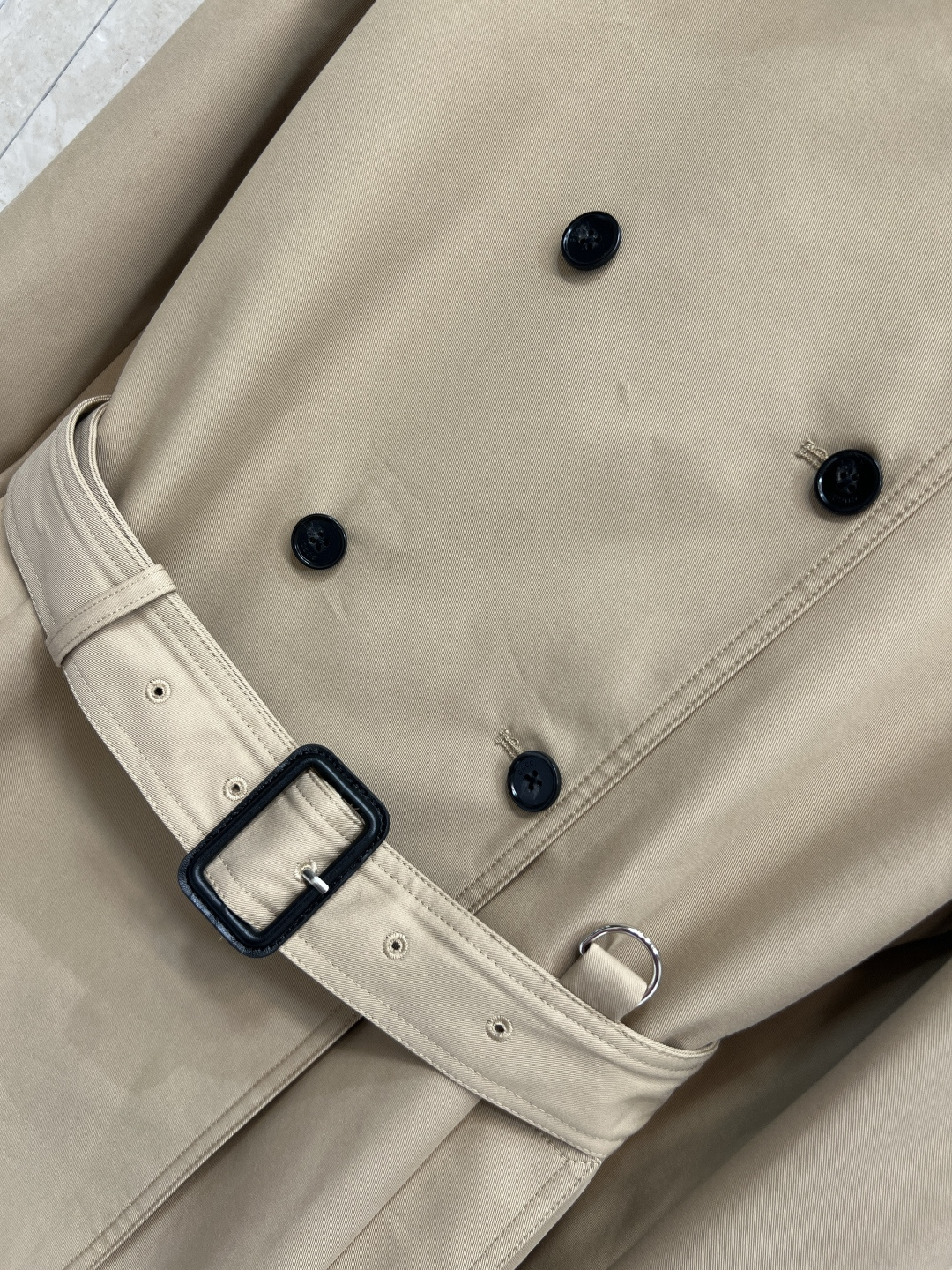 G家 25秋冬新款 卡其色双排扣风衣外套 中长款的长度 翻领刺绣字母logo点缀 双排扣设计 经典的修身