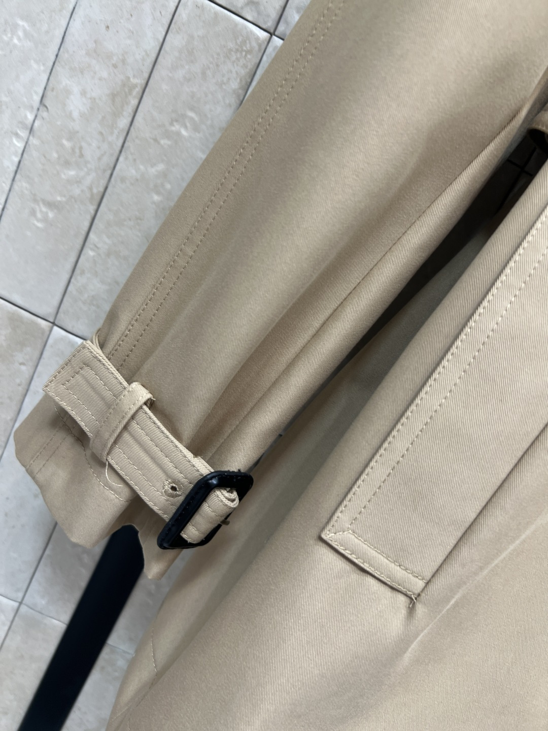 G家 25秋冬新款 卡其色双排扣风衣外套 中长款的长度 翻领刺绣字母logo点缀 双排扣设计 经典的修身