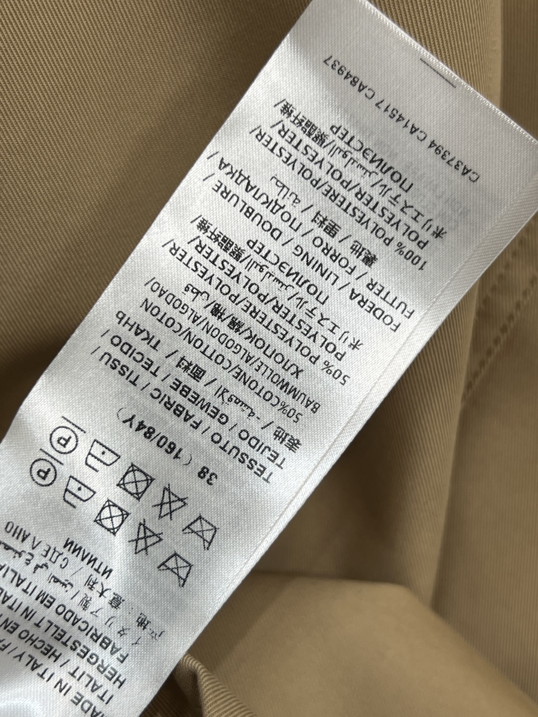 G家 25秋冬新款 卡其色双排扣风衣外套 中长款的长度 翻领刺绣字母logo点缀 双排扣设计 经典的修身