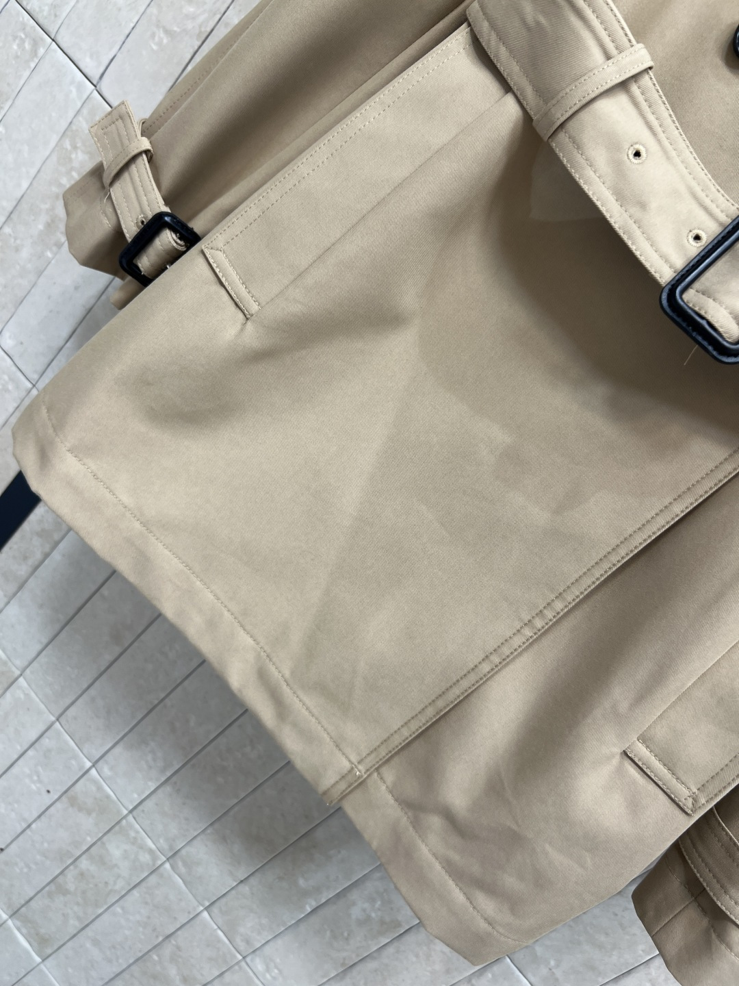 G家 25秋冬新款 卡其色双排扣风衣外套 中长款的长度 翻领刺绣字母logo点缀 双排扣设计 经典的修身