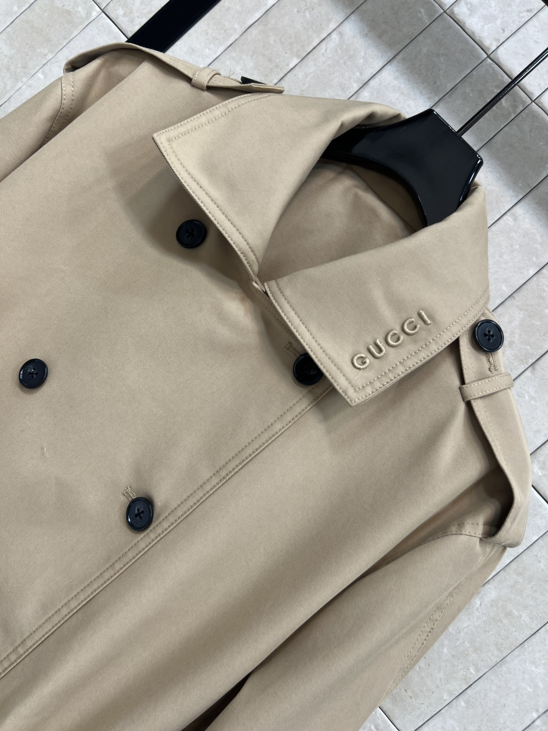 G家 25秋冬新款 卡其色双排扣风衣外套 中长款的长度 翻领刺绣字母logo点缀 双排扣设计 经典的修身