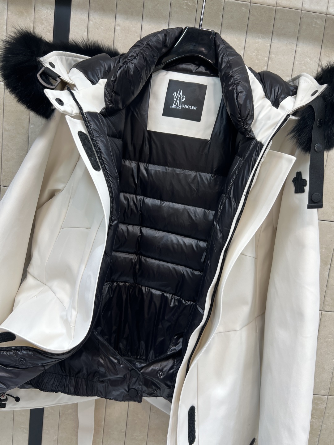 M家 25秋冬新款 户外滑雪羽绒服 一整条可拆卸狐狸大毛领连帽派克收腰版型 上身显瘦又保暖 内里腰扣带收