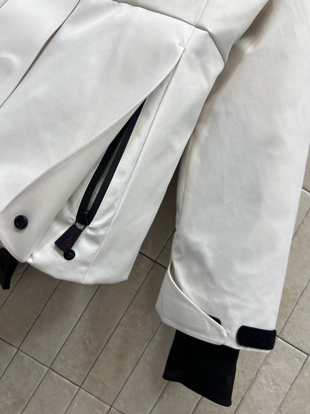 M家 25秋冬新款 户外滑雪羽绒服 一整条可拆卸狐狸大毛领连帽派克收腰版型 上身显瘦又保暖 内里腰扣带收