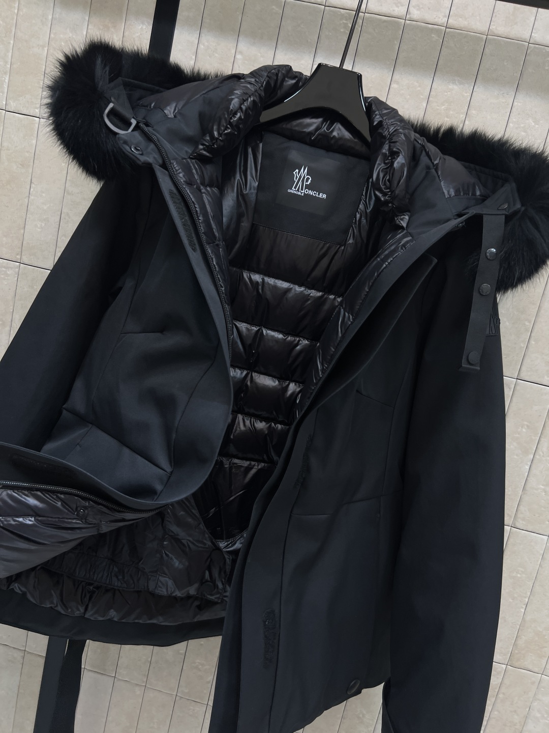 M家 25秋冬新款 户外滑雪羽绒服 一整条可拆卸狐狸大毛领连帽派克收腰版型 上身显瘦又保暖 内里腰扣带收